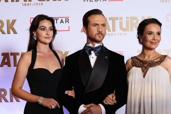 Esra Bilgic ponovo oduševila lepotom i stajlingom (FOTO)