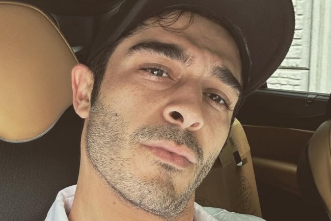 Burak Deniz stoji uz Hande Ercel i seriju Bambaska Biri!