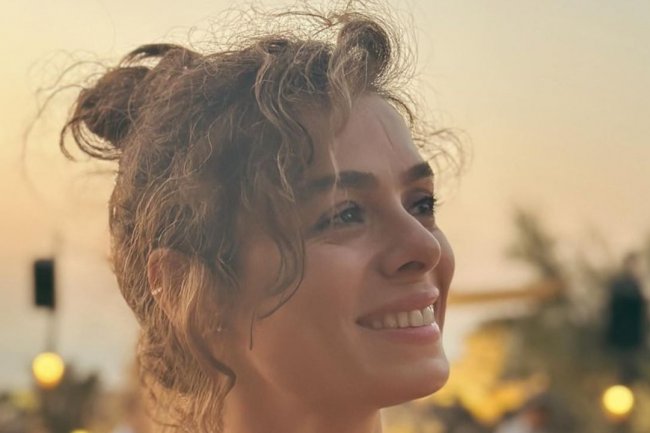 Ozge Ozpirincci se vraća na TV ekrane nakon tri godine serijom Sandik Kokusu