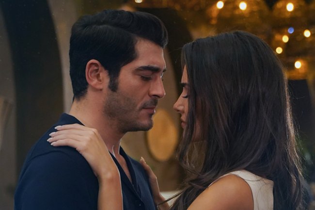 Da li bi serija Bambaska Biri | Neko drugi bila uspešnija da je Burak Deniz imao drugu partnerku?!