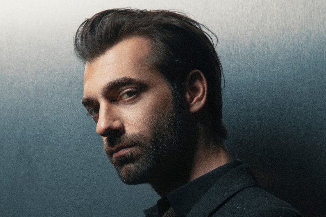 Ilker Kaleli pokazuje svoj muzički talenat i u seriji Kara | Crni