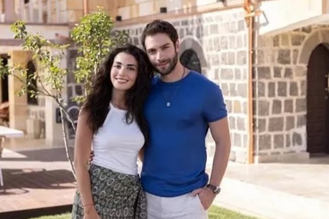 Burak Berkay Akgul i Ozge Yagiz dobili nagradu Najbolji par iz TV serije!