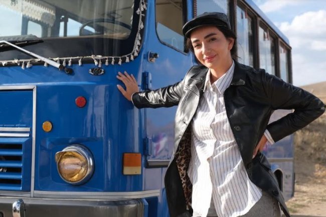Oyku Gurman kao vozač autobusa u seriji Gonul Dagi