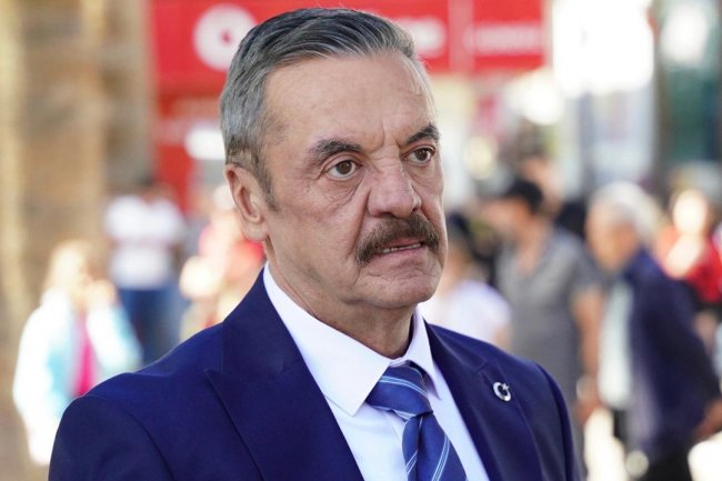 Mesut Akusta izgleda strogo, ali izgled vara!