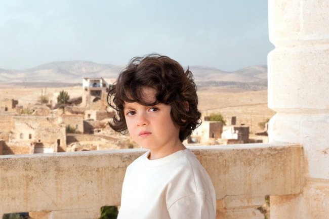 Deniz Džihan Albora – dete koje spaja svetove u seriji Uzak Sehir | Daleki grad