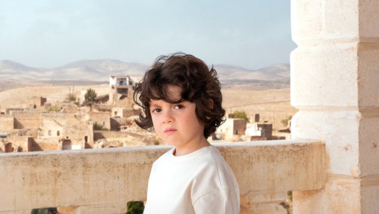 Deniz Džihan Albora – dete koje spaja svetove u seriji Uzak Sehir | Daleki grad