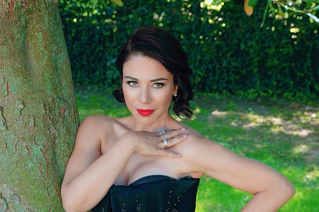 Yesim Ceren Bozoglu dobija pohvale zbog uloge Zafire u seriji Tasacak Bu Deniz