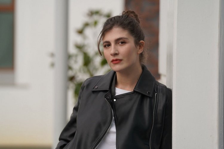 Naz Cagla Irmak se pridružila seriji Tasacak Bu Deniz kao nova tužiteljka Feride