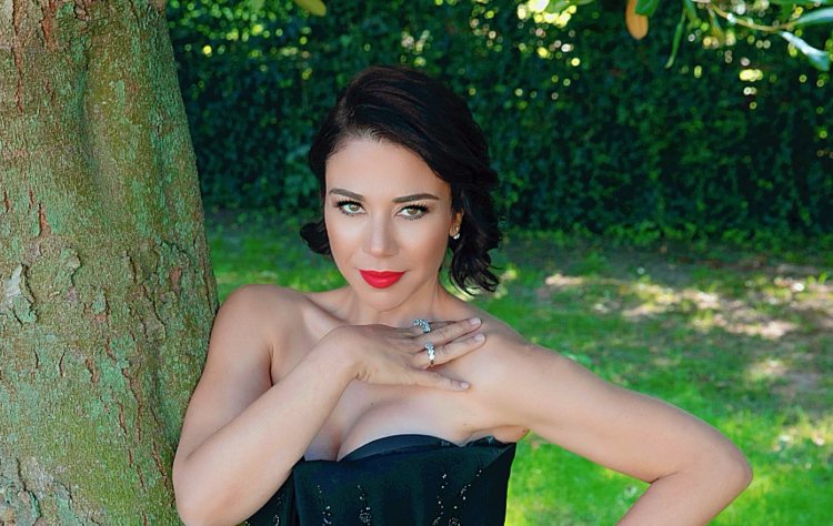 Yesim Ceren Bozoglu dobija pohvale zbog uloge Zafire u seriji Tasacak Bu Deniz