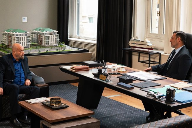 Kizilcik Serbeti | Šerbet od brusnice – Sadržaj 120. epizode: Porodična proslava završava skandalom, Bade šokira Omera