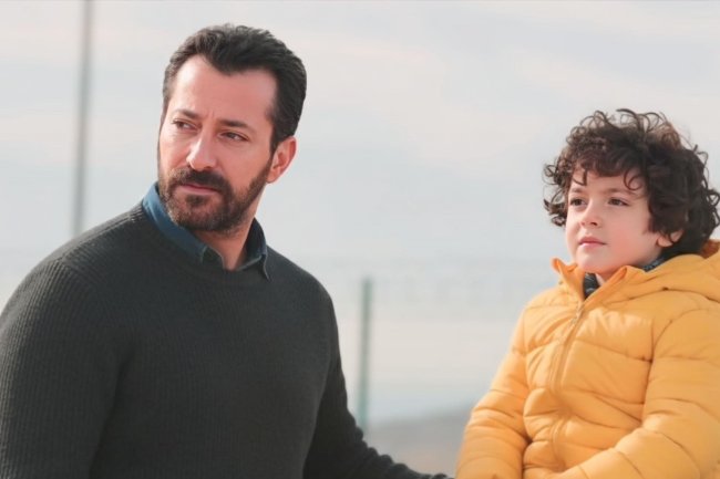 Dirljiv susret glumaca iz serije Uzak Sehir | Daleki grad: „Tata!“ odjeknulo na iftaru