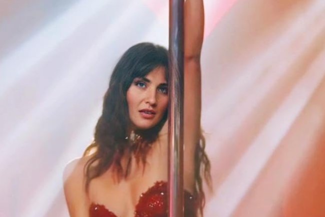 GLAMUR I EMOCIJE U ISTANBULU: Tuba Buyukustun i zvezdana ekipa na premijeri filma Sultana