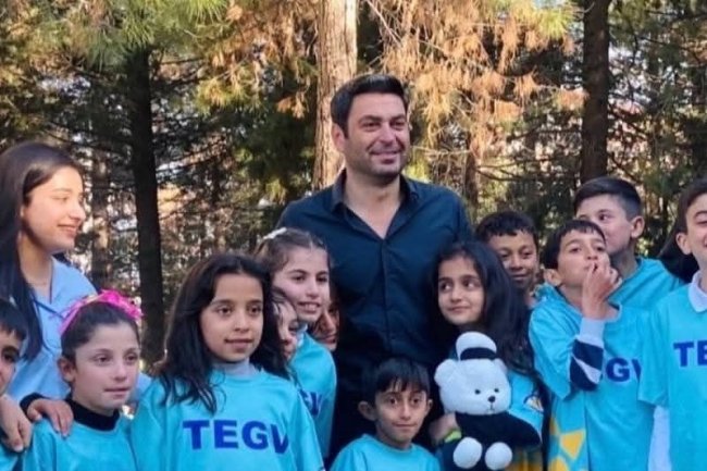 Ozan Akbaba i Sinem Unsal ugostili mališane na setu serije Uzak Sehir | Daleki grad – Pesma i suze radosnice u Mardinu!