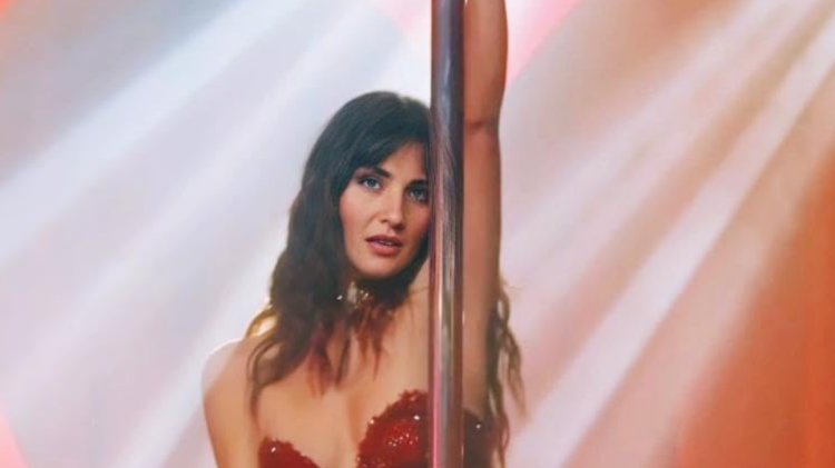 GLAMUR I EMOCIJE U ISTANBULU: Tuba Buyukustun i zvezdana ekipa na premijeri filma Sultana