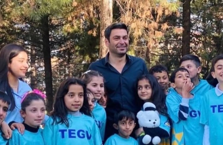 Ozan Akbaba i Sinem Unsal ugostili mališane na setu serije Uzak Sehir | Daleki grad – Pesma i suze radosnice u Mardinu!