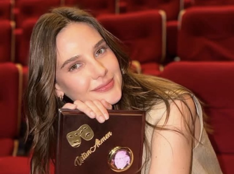 Alina Boz osvojila prvu pozorišnu nagradu za svoju prvu ulogu u teatru!