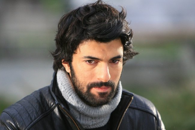 HUMANI GEST KOJI JE ODUŠEVIO SVE: Engin Akyurek donira sav prihod od svoje nove knjige za obrazovanje dece