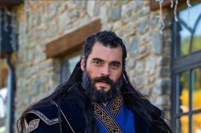 PROMENA IMIDŽA ZA SULTANA: Akin Akinozu neprepoznatljiv u novoj istorijskoj drami Ask ve Taht!