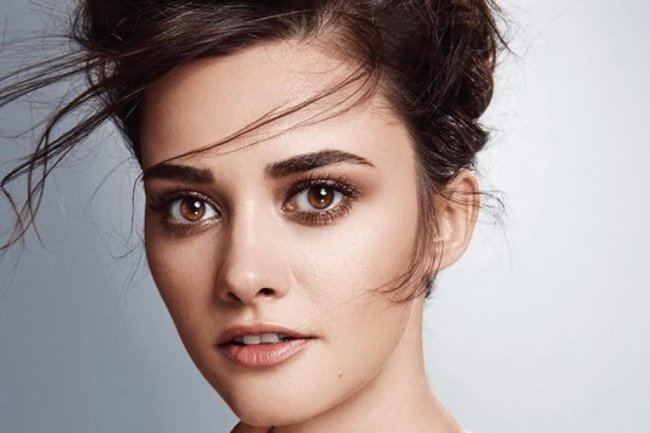 Hande Soral i Seckin Ozdemir u nostalgičnoj seriji Evlilik Guzeldir