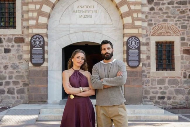 Sila Turkoglu i Serkan Cayoglu u novoj seriji The Knot: Gateway to Anatolia