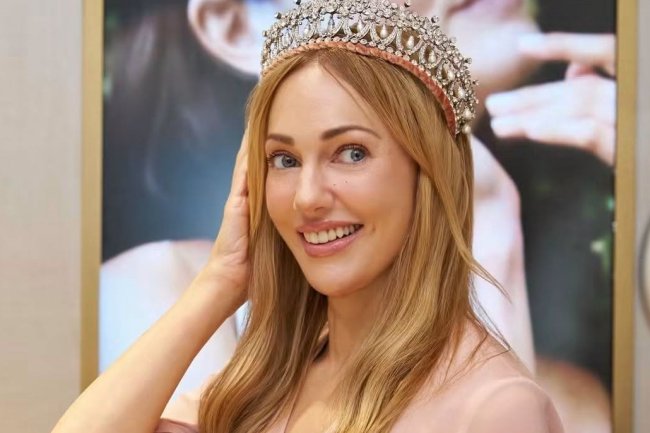 Meryem Uzerli zablistala u Dohi: Probala legendarnu krunu princeze Dajane na sajmu nakita