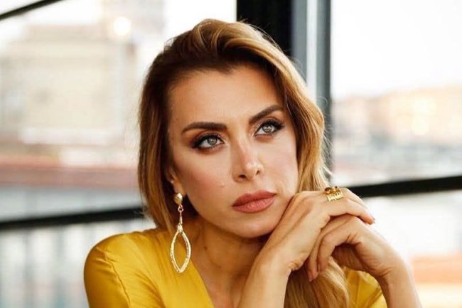 Promene u timu popularne serije: Neslihan Yeldan se vraća u Kizilcik Serbeti | Šerbet od brusnice, stigao i novi scenaristički tim