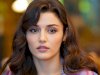 Hande Ercel na kolenima! (FOTO)