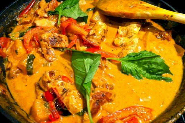 Tajlandski kare od svinjetine i kikirikija