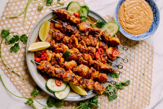 Pileći sate sa sosom od kikirikija