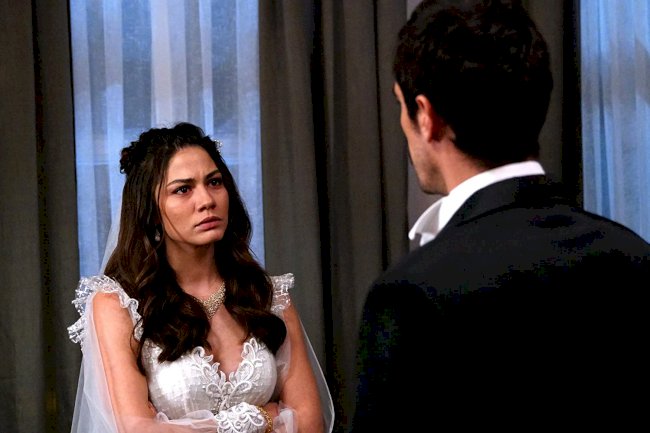 Demet Ozdemir trolovala scenu u seriji (FOTO)