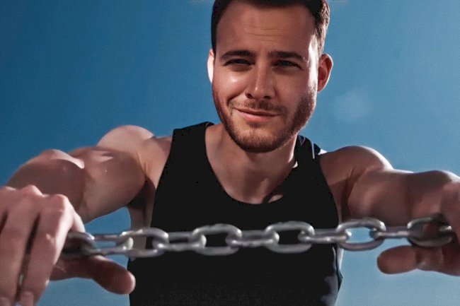 Kerem Bursin na naslovnici magazina CQ (FOTO)