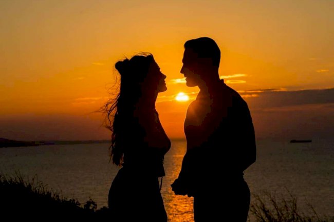 Hande Ercel u ljubavnoj plovidbi pri zalasku sunca