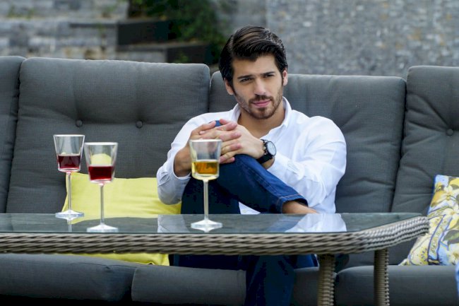 Can Yaman na meti kritika turskih konzervativaca