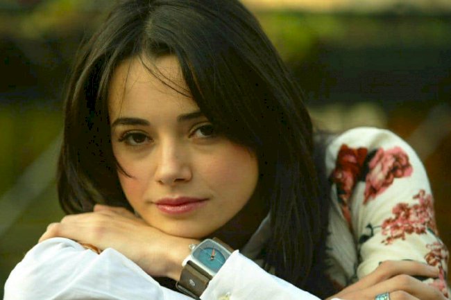 Ozgu Namal u seriji Hukumsuz