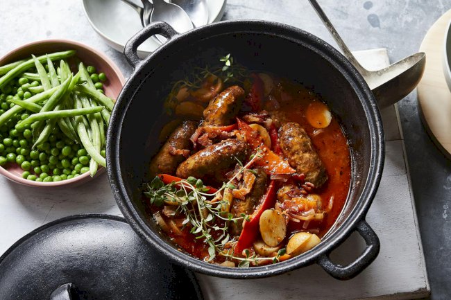 Kobasica i crvena paprika u tepsiji