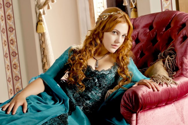 Meryem Uzerli (Hurrem Sultan) dobila svoju lutku! (FOTO)