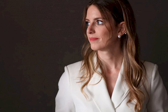 Bige Onal – Selin iz Sen Cal Kapimi na naslovnici magazina (FOTO)