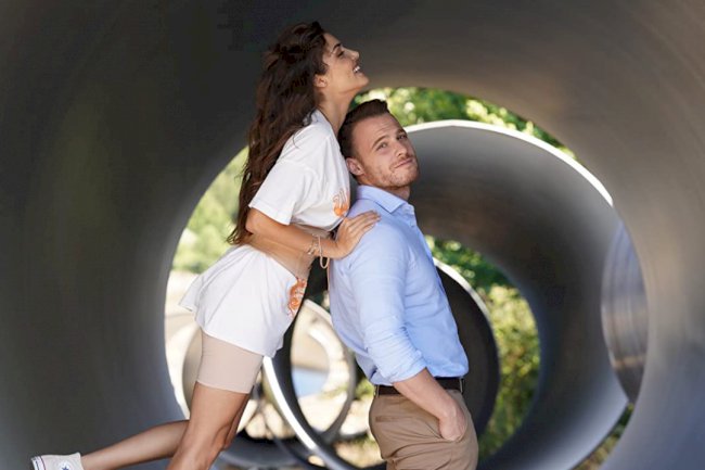 Hande Ercel i Kerem Bursin – nova fotografija koja je ugrejala srce fanovima (FOTO)