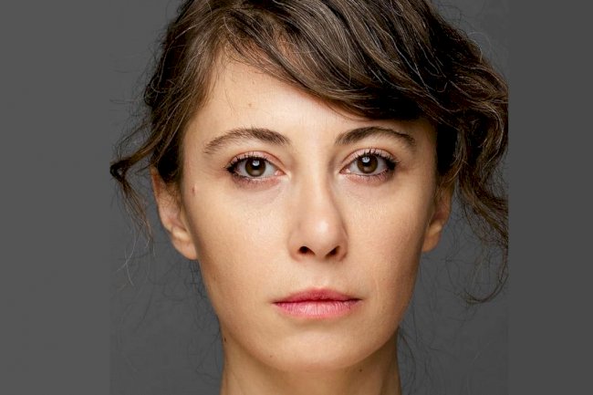 Burcu Halacoglu u seriji Kirmizi Oda