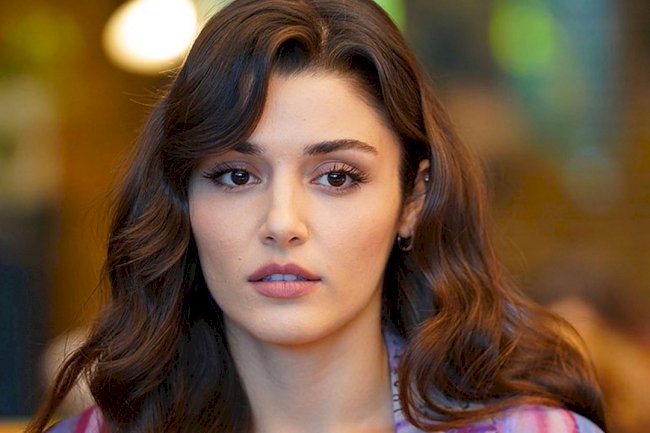 Hande Ercel na kolenima! (FOTO)