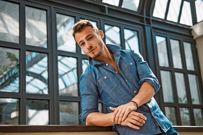 Kerem Bursin  - Skinuo venčanicu i pokazao mišiće (FOTO)