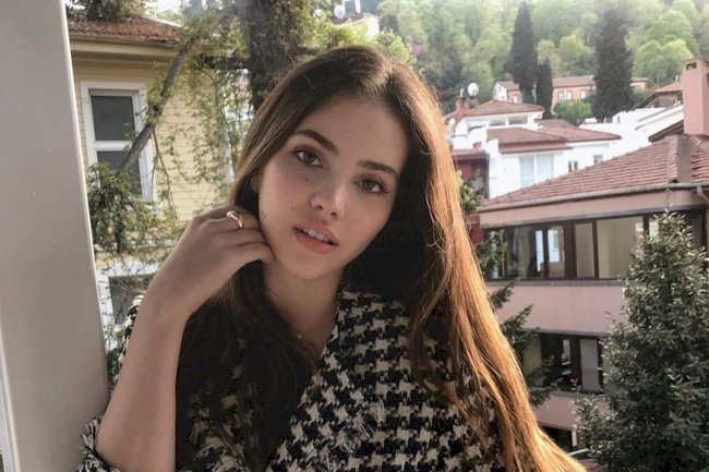 Almila Ada u seriji Menajerimi Ara