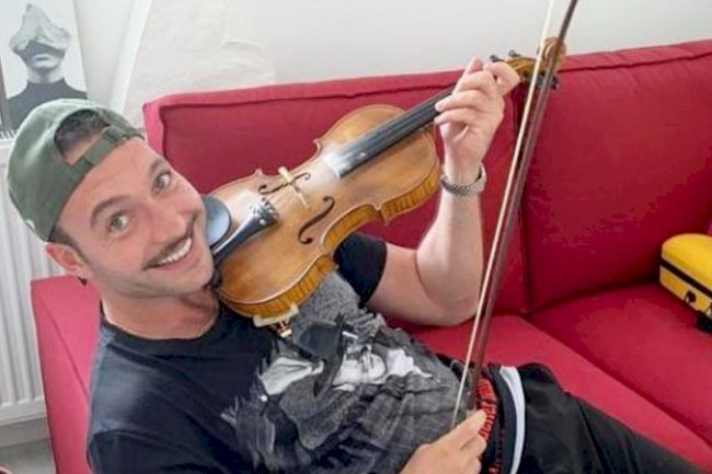 Gorkem Sevindik uči da svira violinu